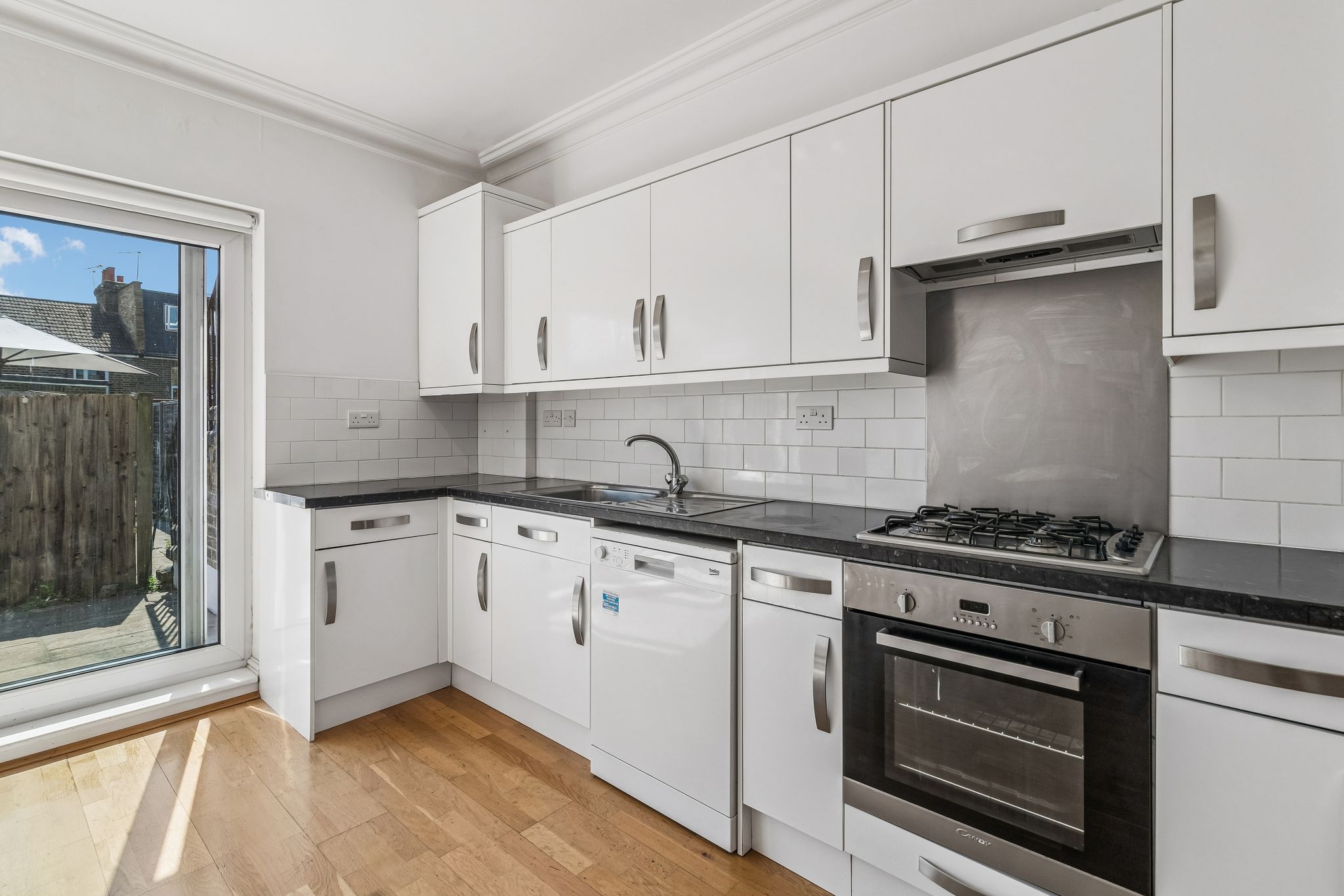 Flat Jeddo Road in Greater London