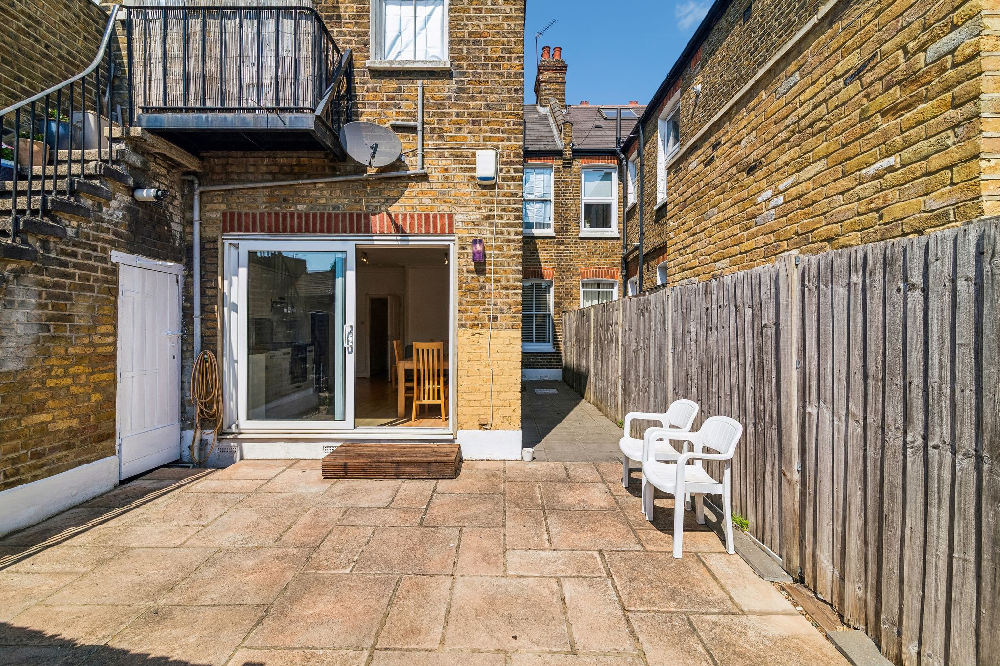 Flat Jeddo Road in Greater London