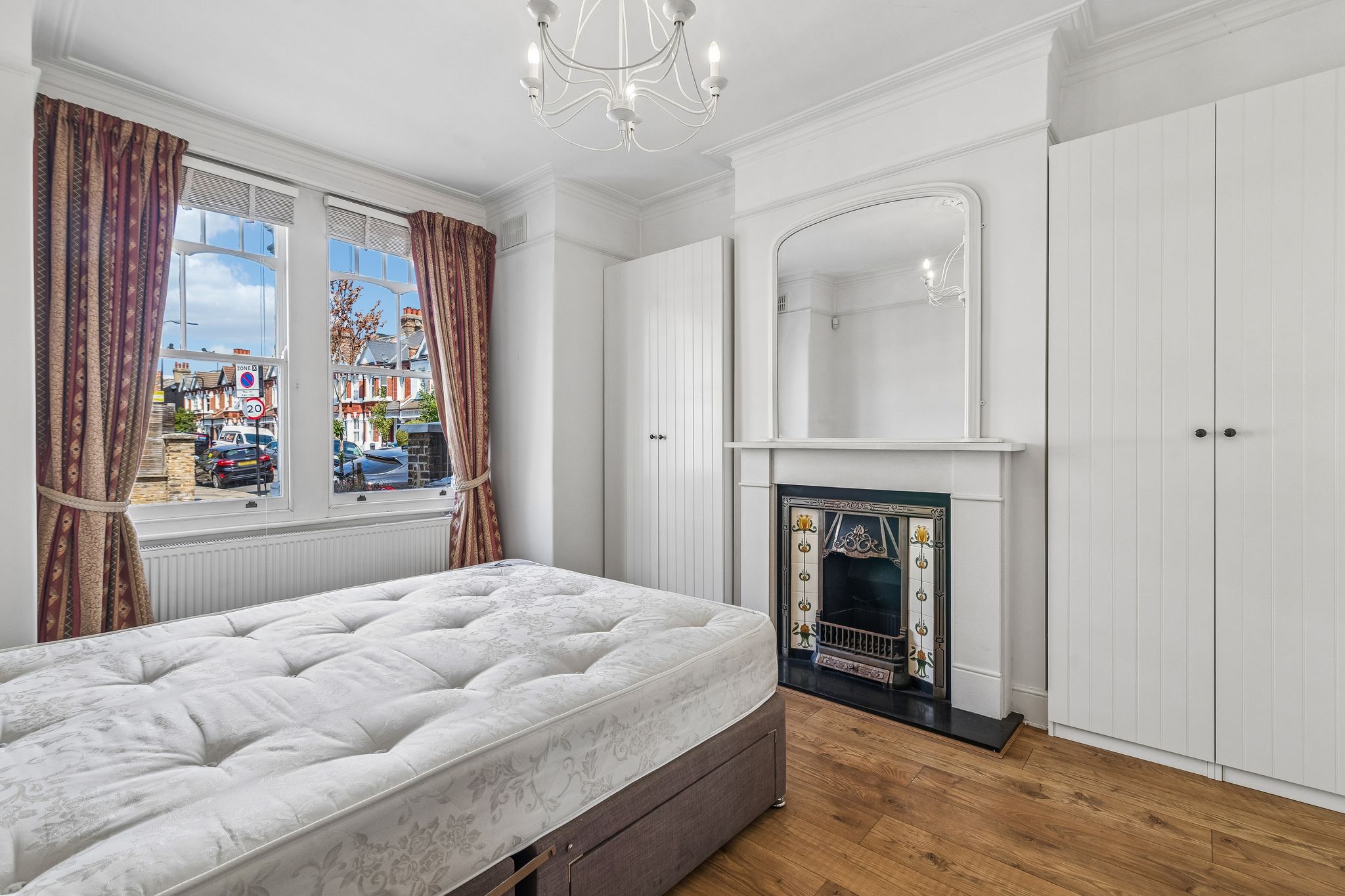 Flat Jeddo Road in Greater London