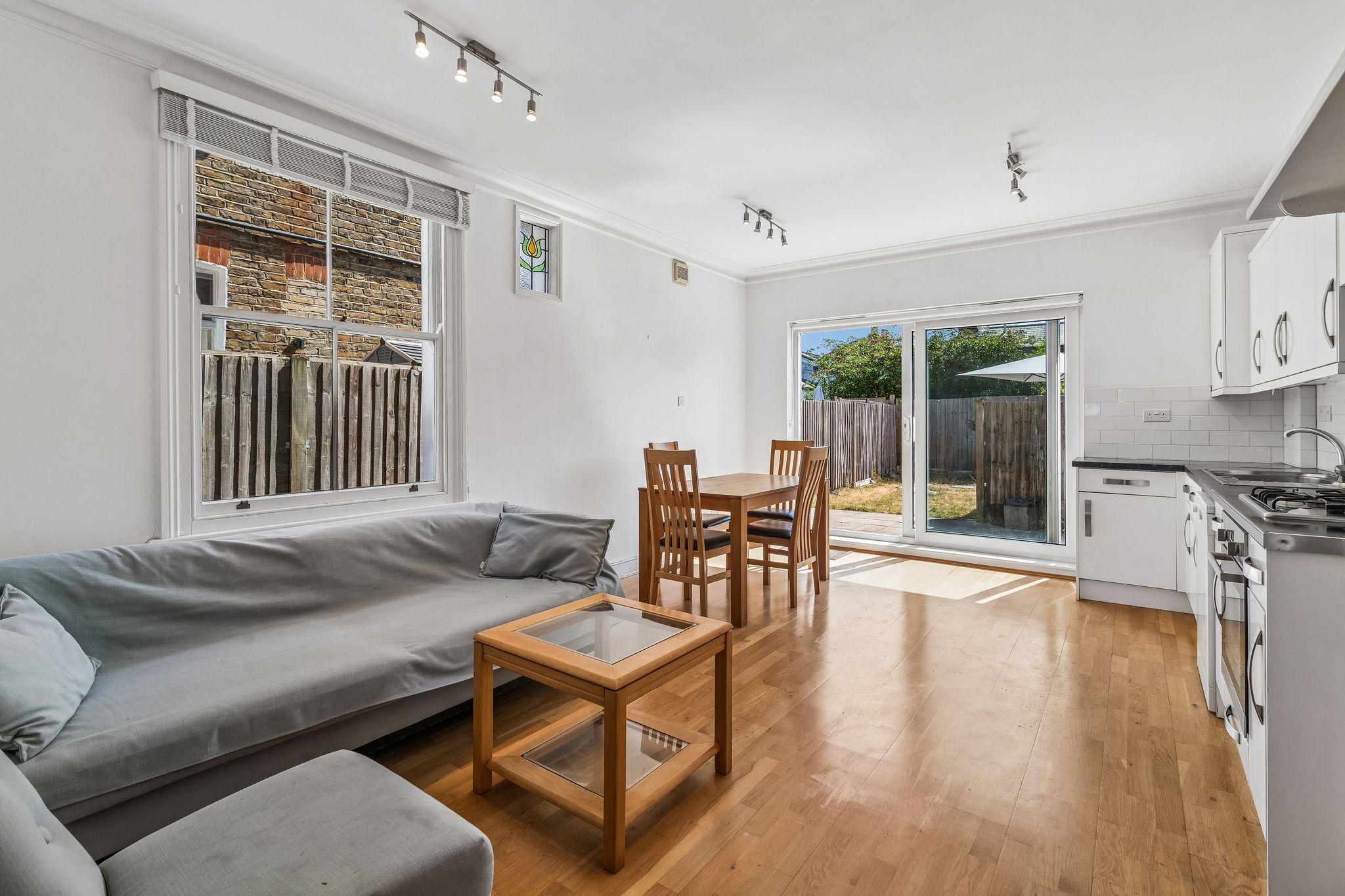 Flat Jeddo Road in Greater London