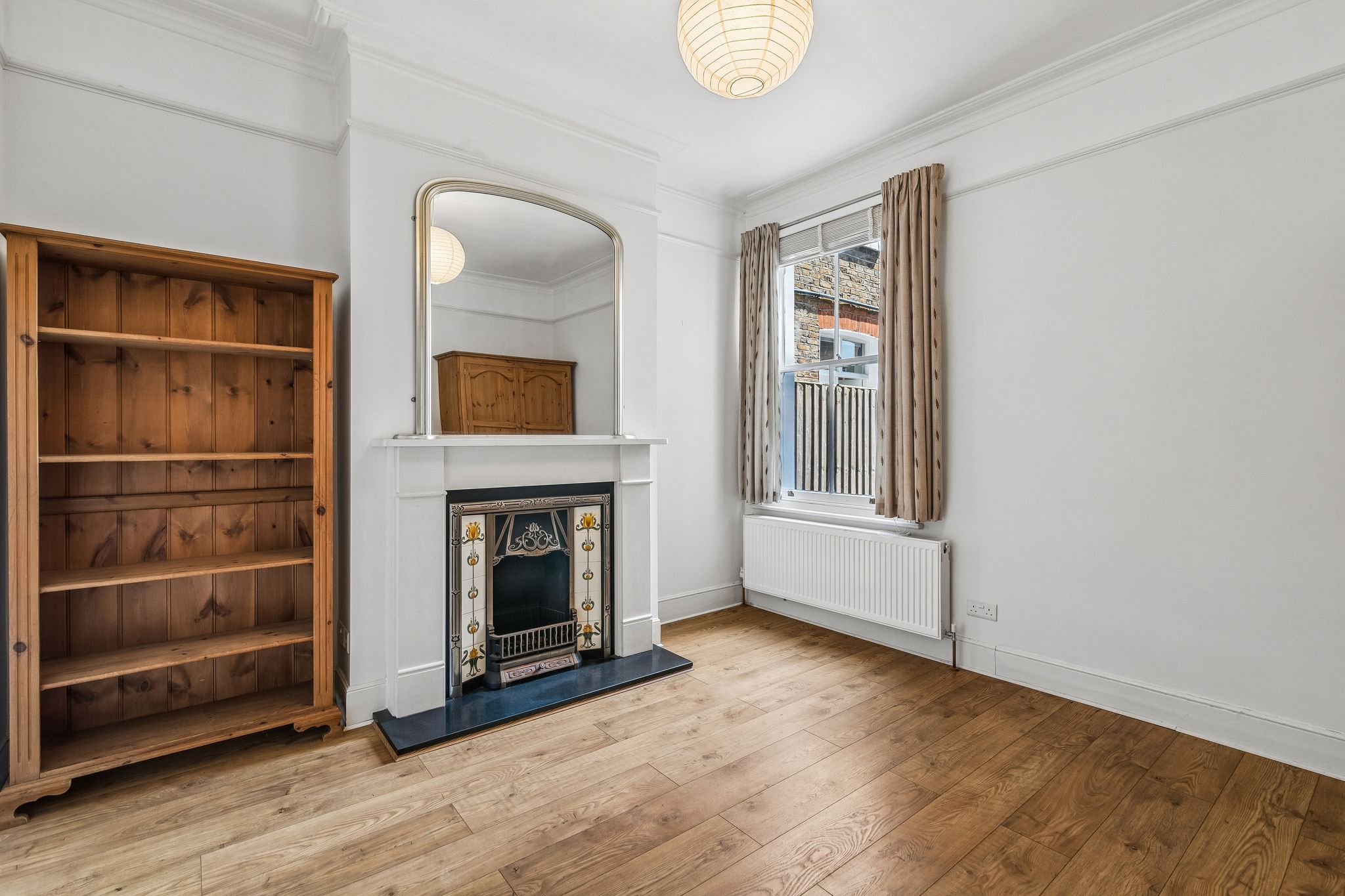 Flat Jeddo Road in Greater London