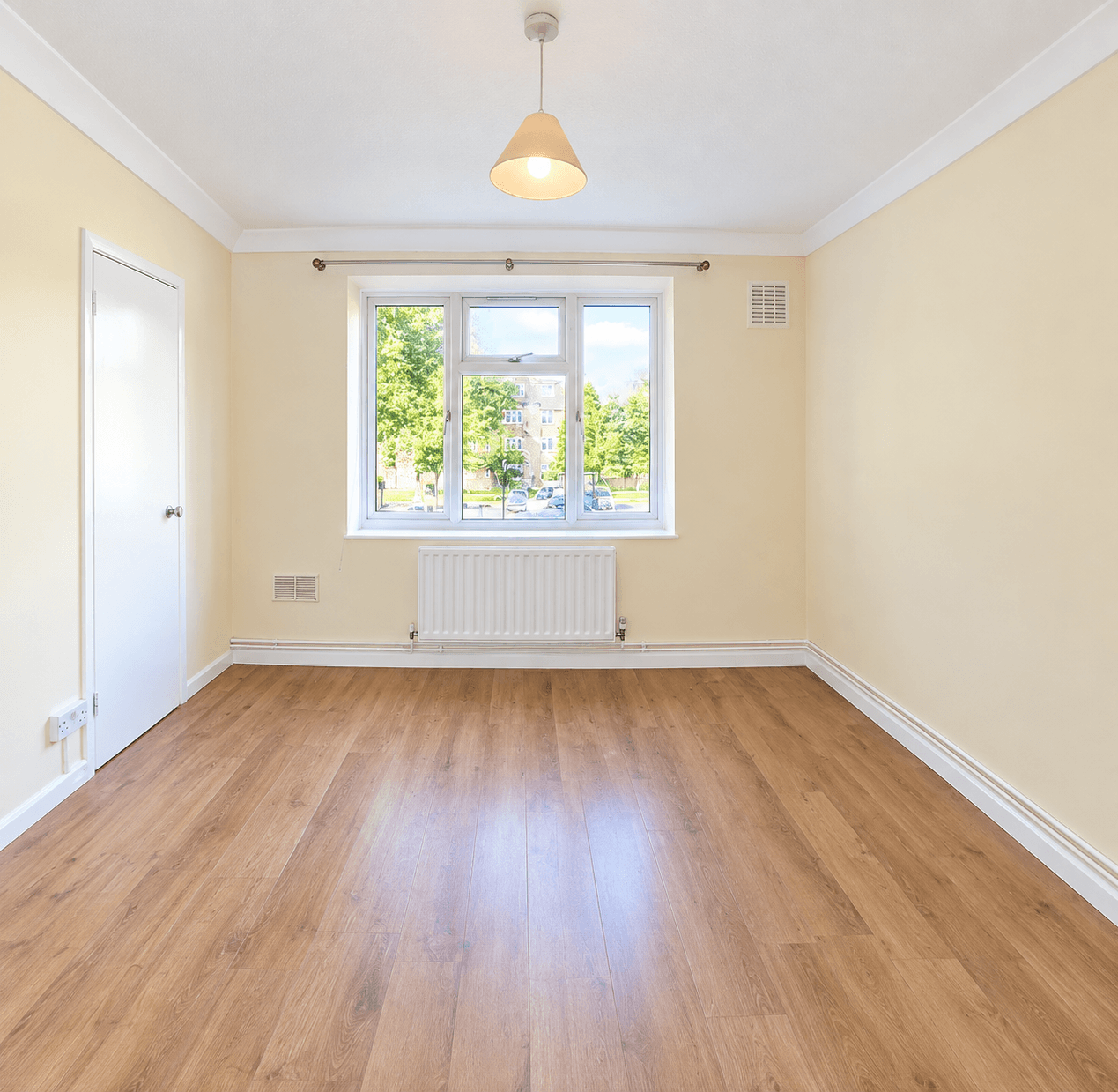 Flat Grove Avenue in Greater London