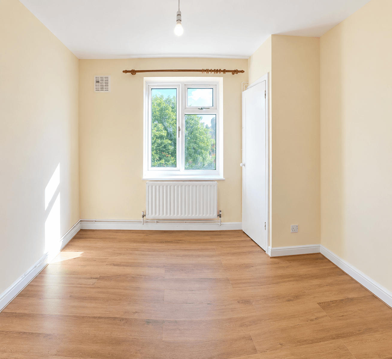 Flat Grove Avenue in Greater London
