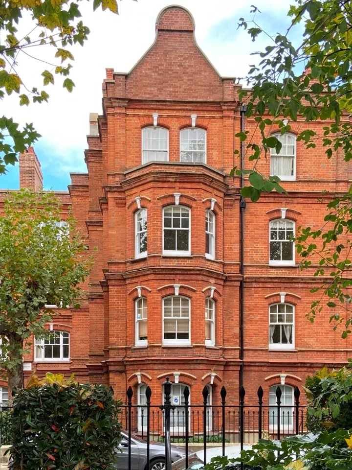 Flat Queen's Club Gardens in Greater London
