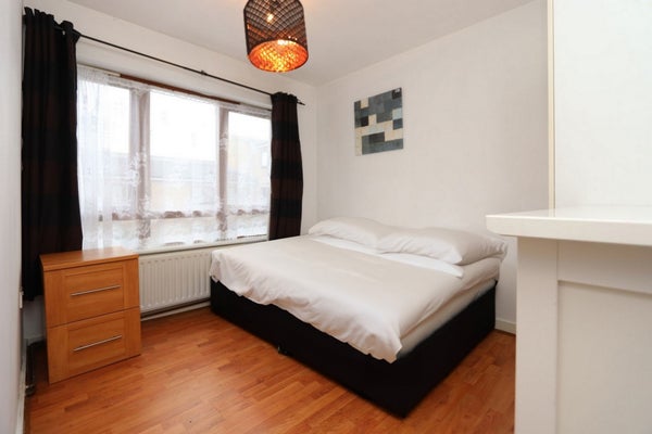 Flat Alderney Road in London