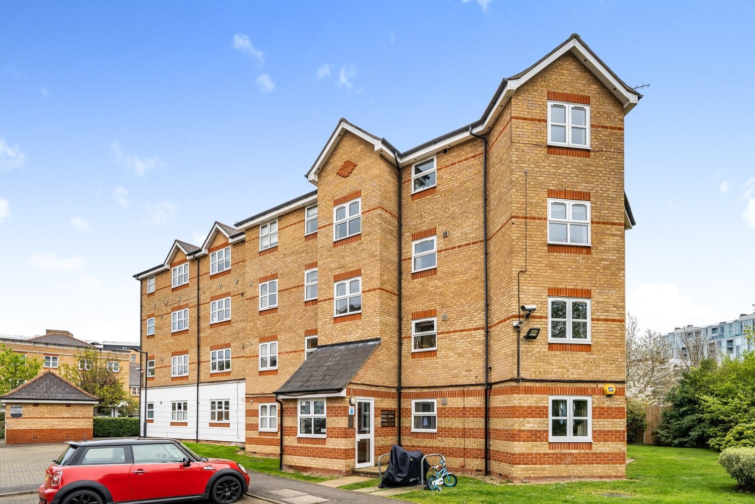 Flat Clarence Road in Greater London