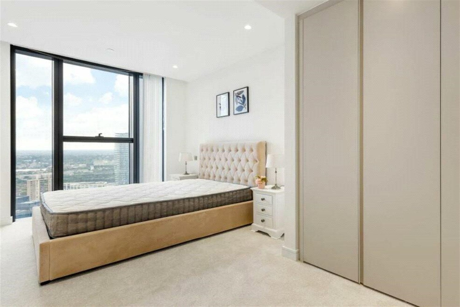 Flat South Quay Walk in Greater London