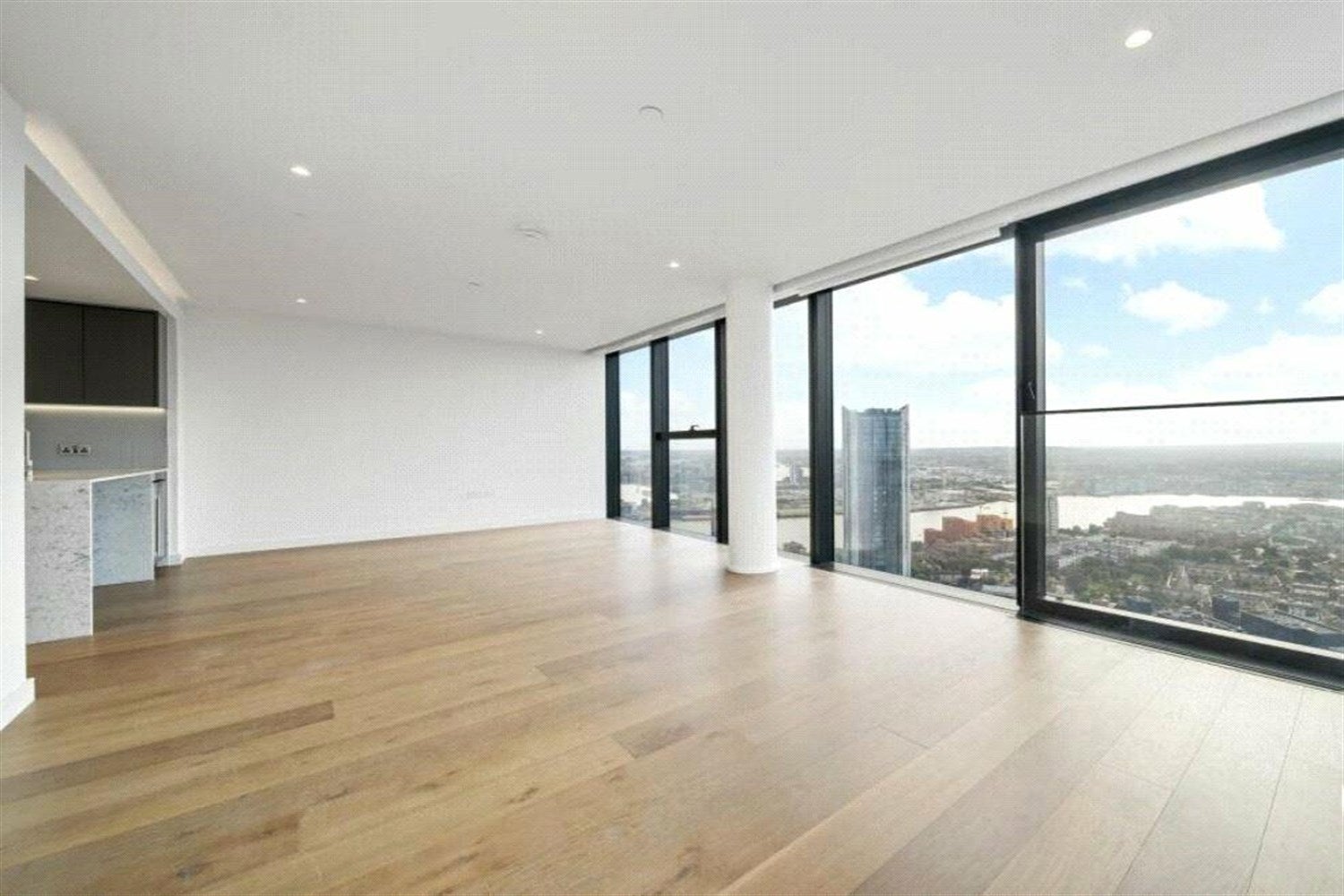 Flat South Quay Walk in Greater London