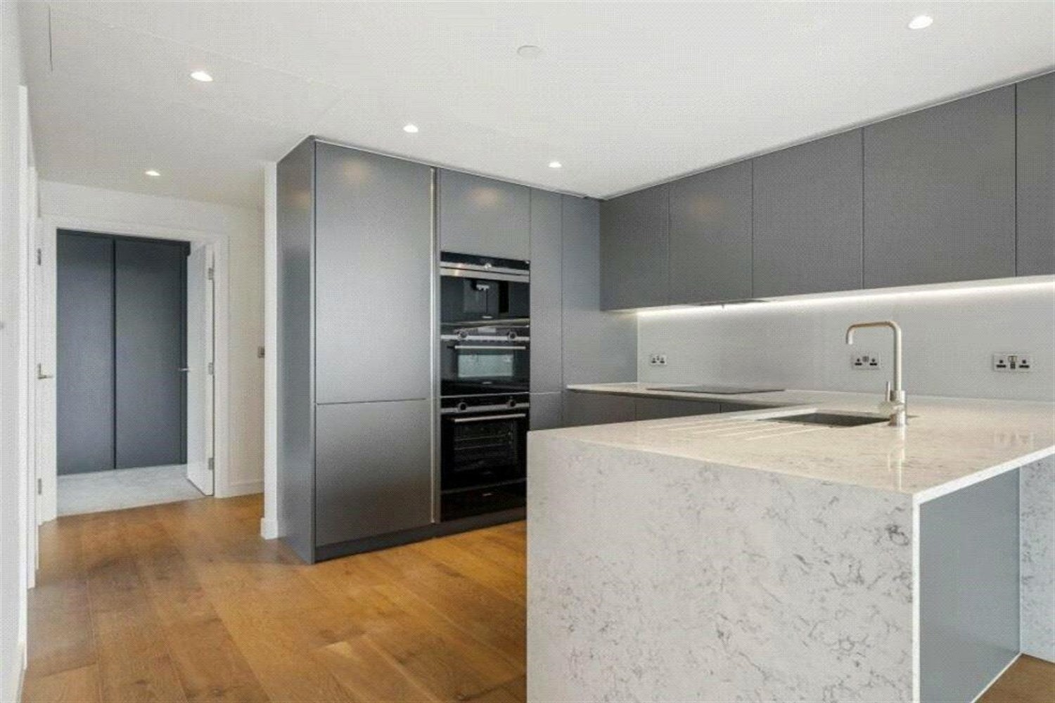 Flat South Quay Walk in Greater London