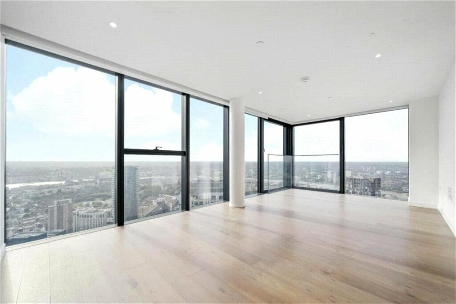 Flat South Quay Walk in Greater London