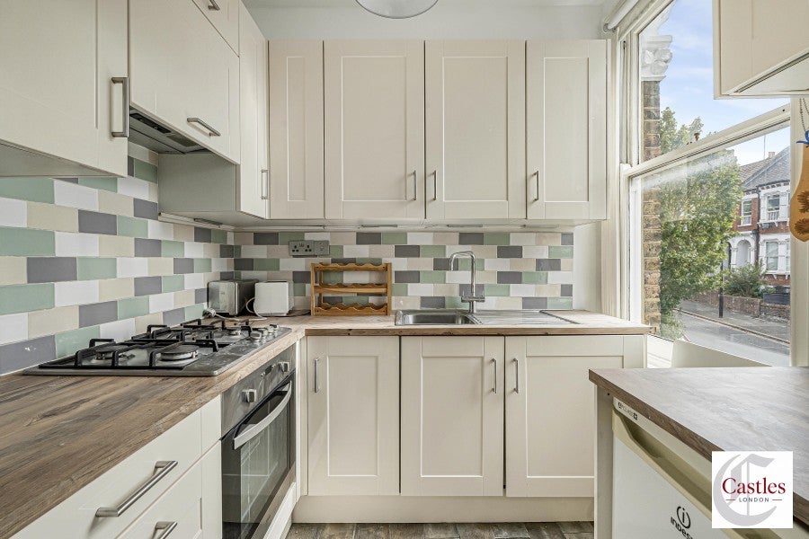 Flat Gladwell Road in Greater London