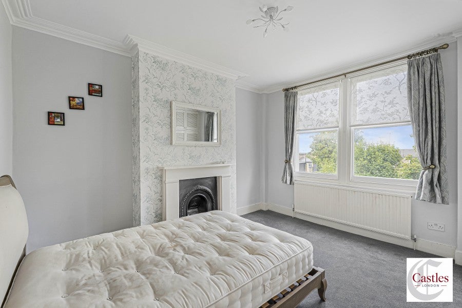 Flat Gladwell Road in Greater London
