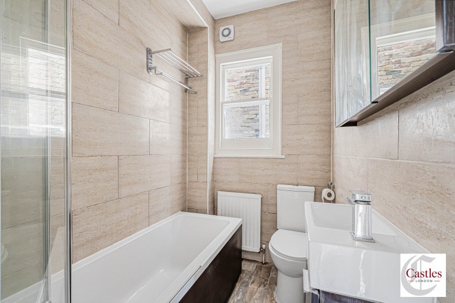 Flat Gladwell Road in Greater London