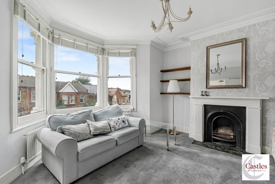 Flat Gladwell Road in Greater London