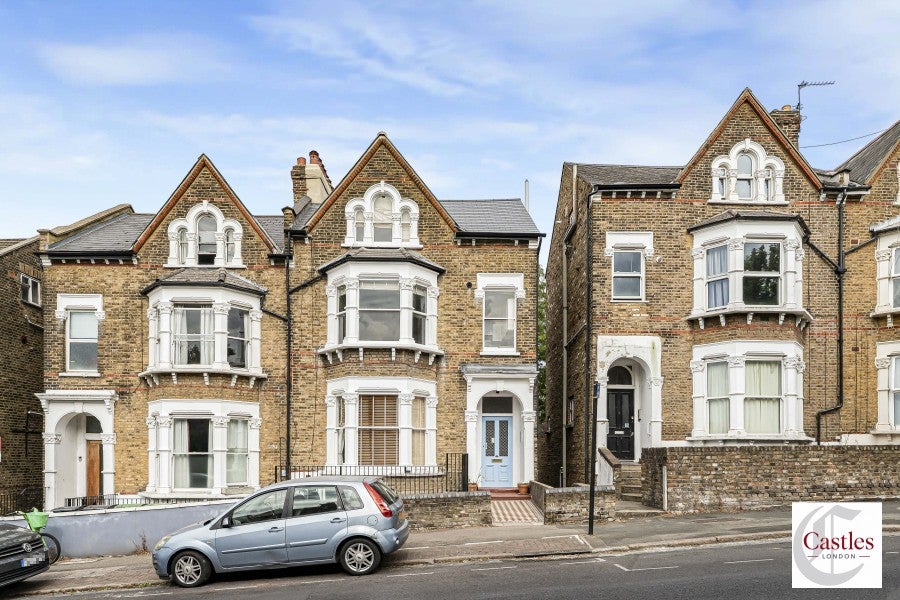 Flat Gladwell Road in Greater London