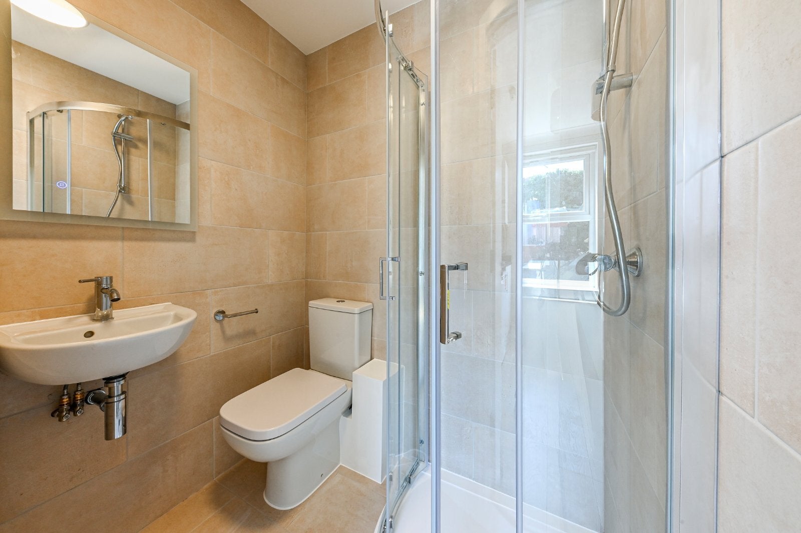 Flat Iverson Road in Greater London