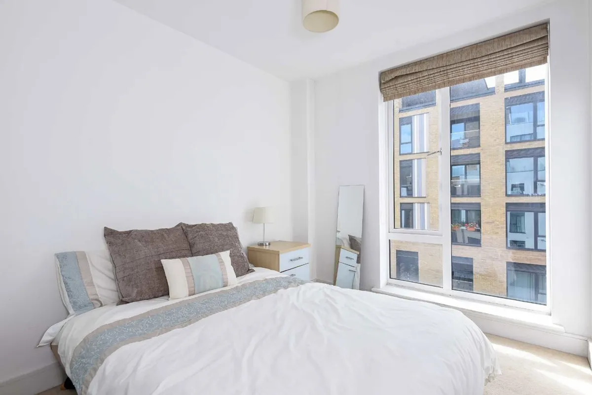 Flat Eltringham Street in Greater London