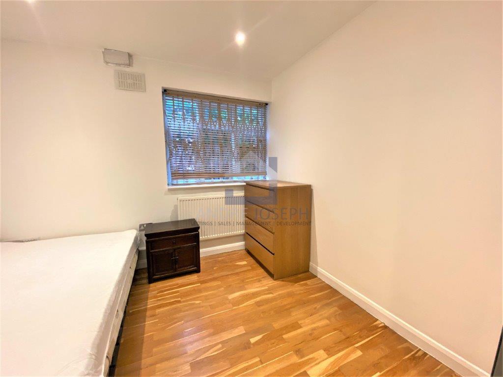 Flat Poynders Gardens in Greater London