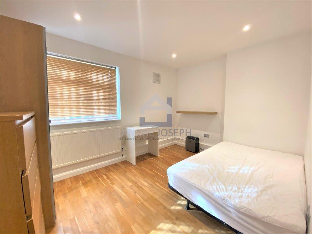 Flat Poynders Gardens in Greater London