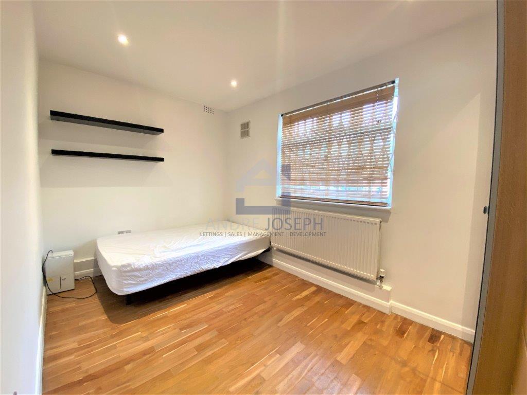 Flat Poynders Gardens in Greater London