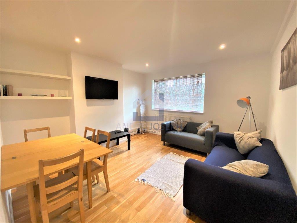 Flat Poynders Gardens in Greater London