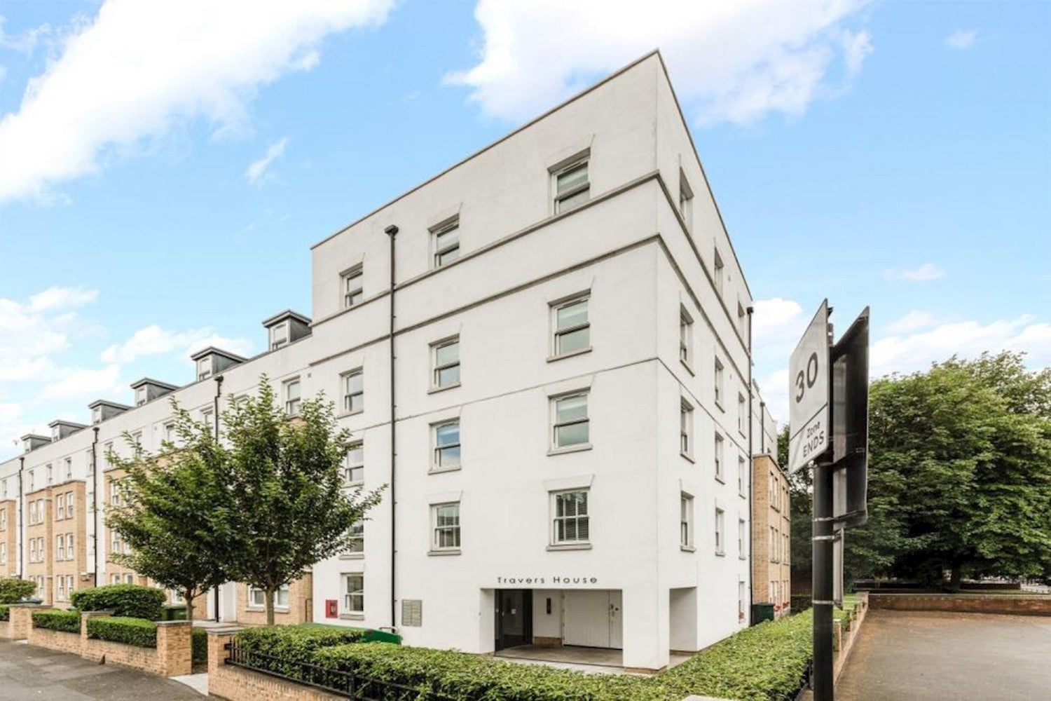 Flat Trafalgar Grove in Greater London