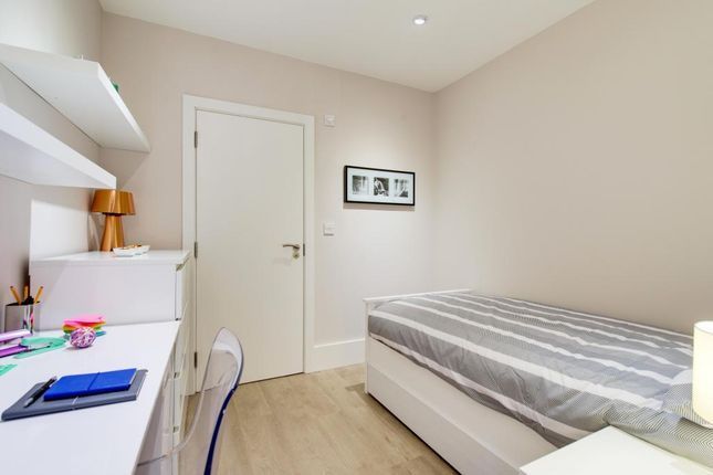 Flat Canfield Place in Greater London