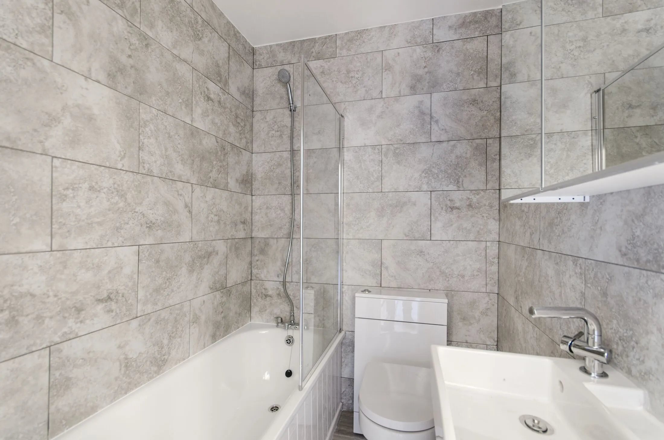 Flat Grosvenor Gardens in Greater London