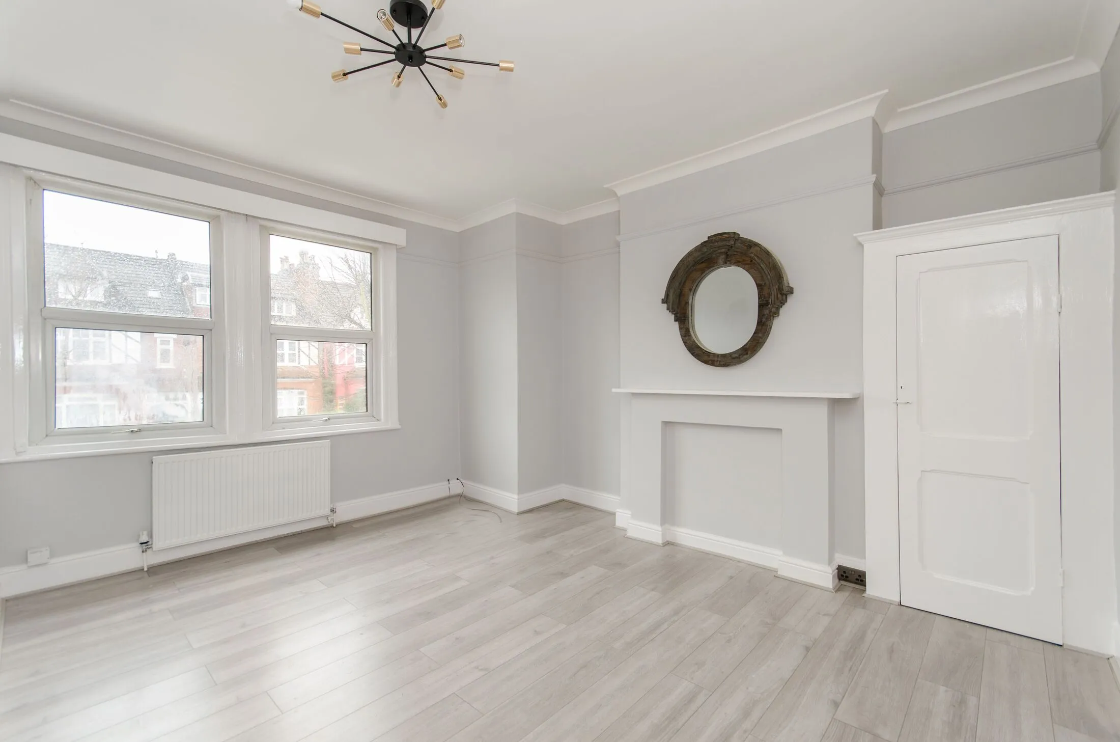Flat Grosvenor Gardens in Greater London