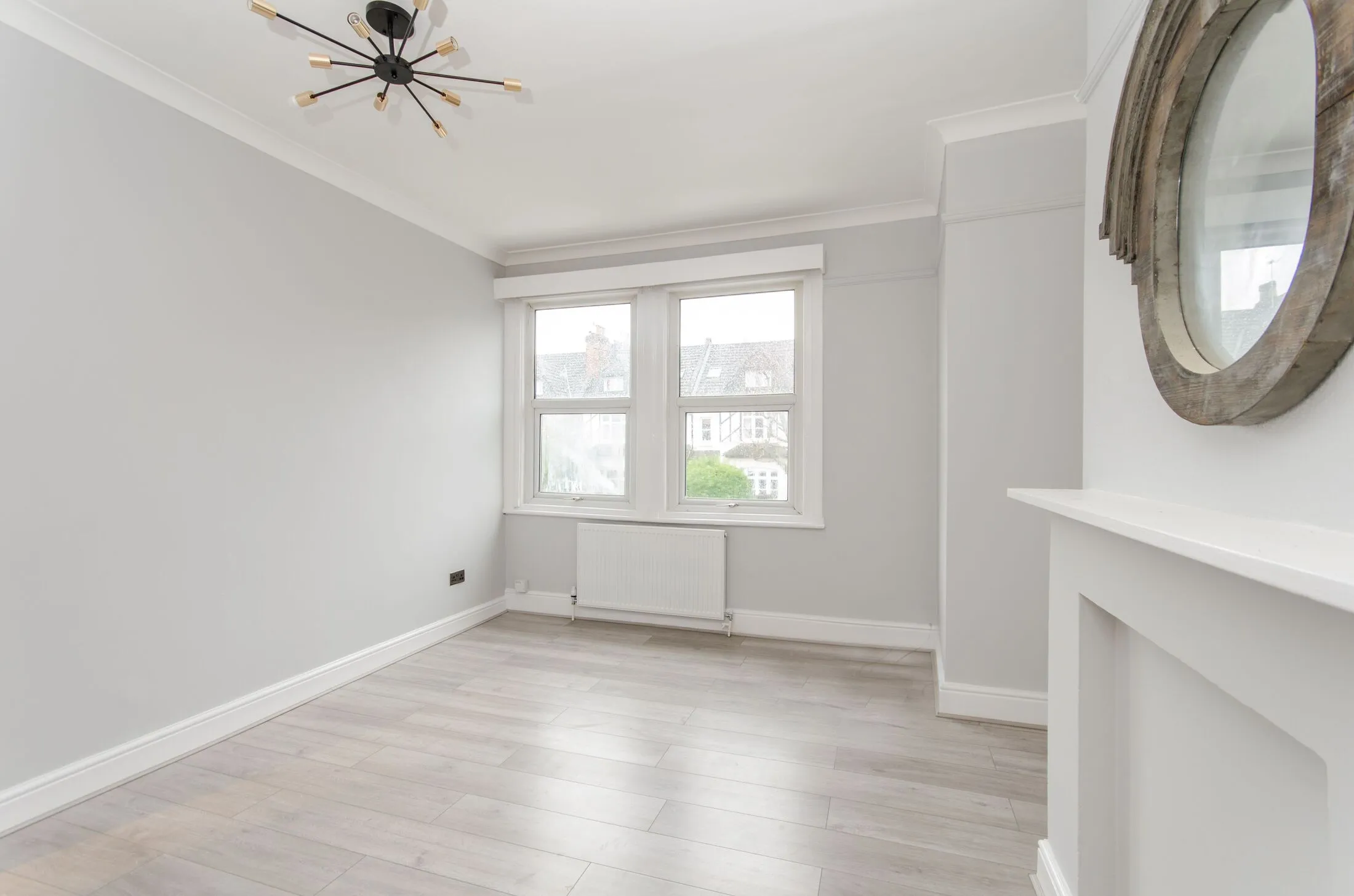 Flat Grosvenor Gardens in Greater London