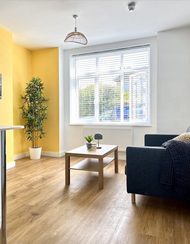 Room Cranbrook Road in Poole