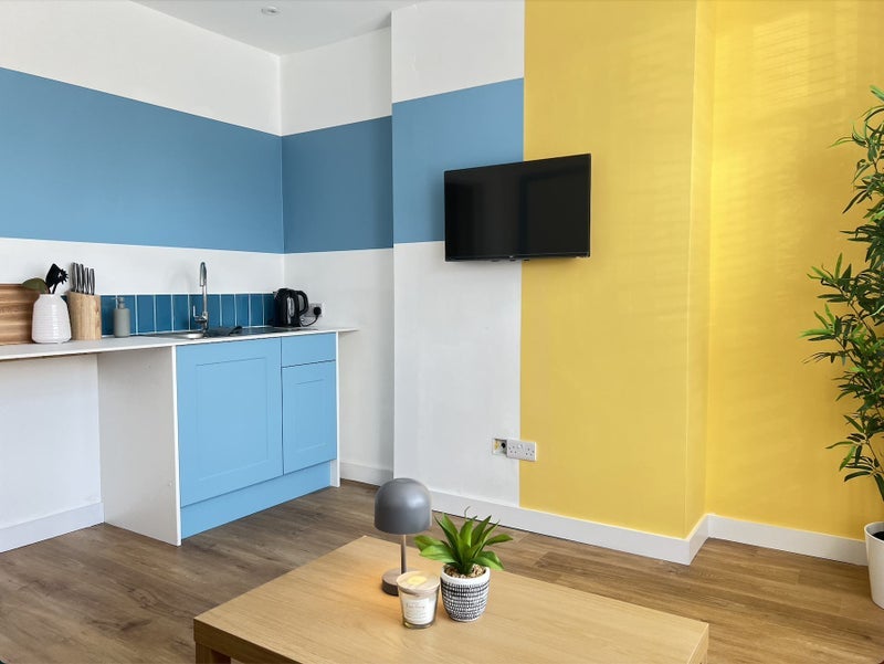Room Cranbrook Road in Poole