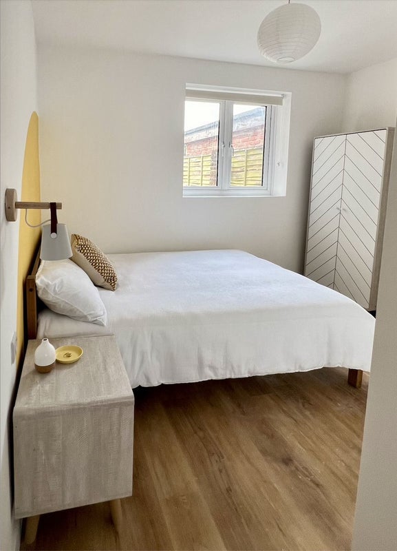 Room Cranbrook Road in Poole