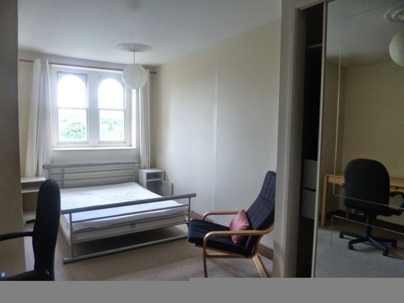 Flat Victoria Square in Bristol