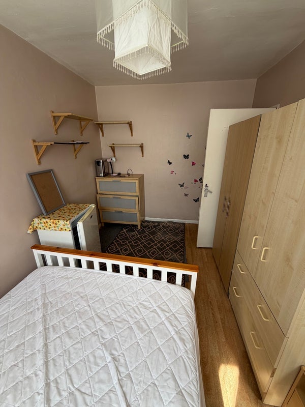 Room Tildesley Road in Greater London