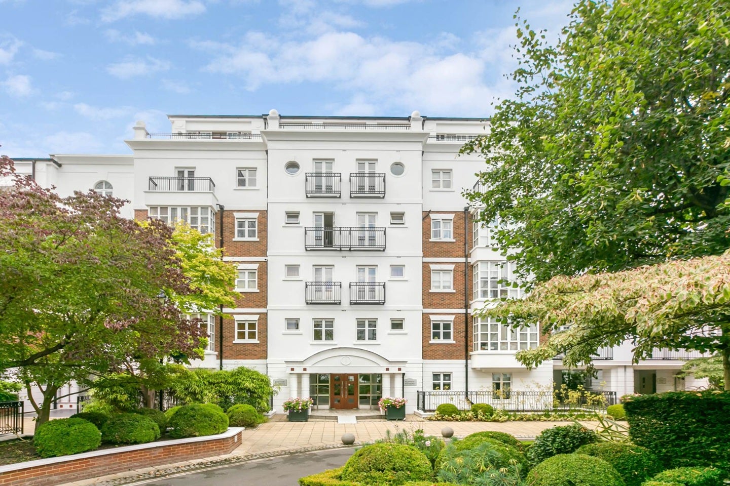 Flat Chantry Square in Greater London