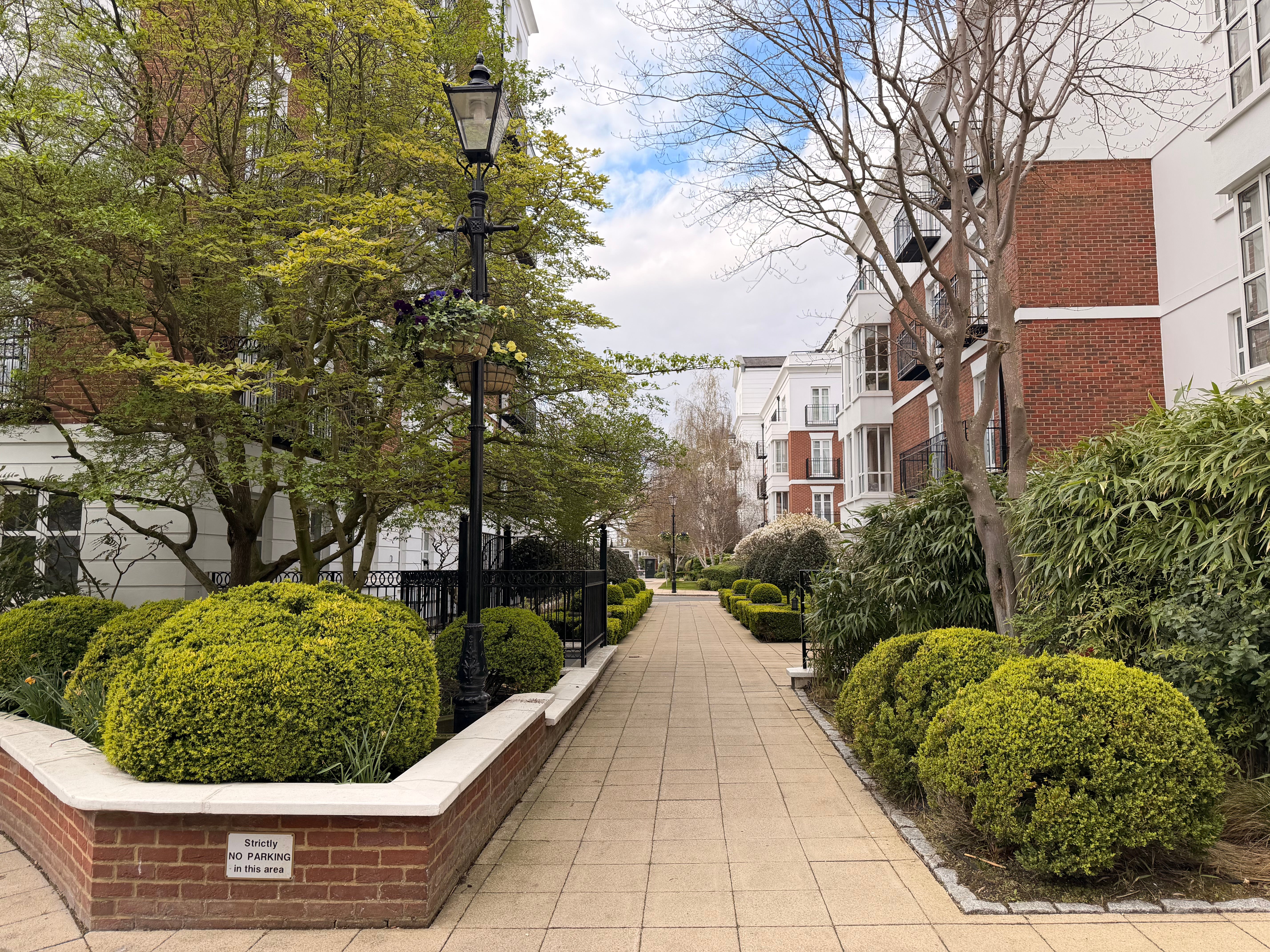 Flat Chantry Square in Greater London