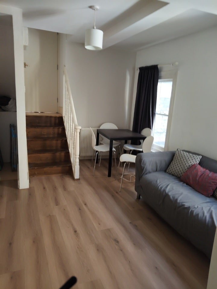 Flat Prideaux Road in Greater London