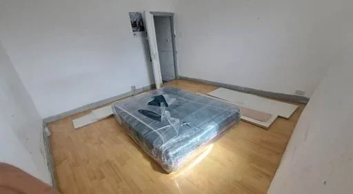 Room Manor Road in Greater London