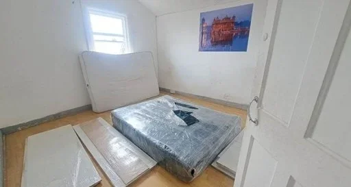 Room Manor Road in Greater London