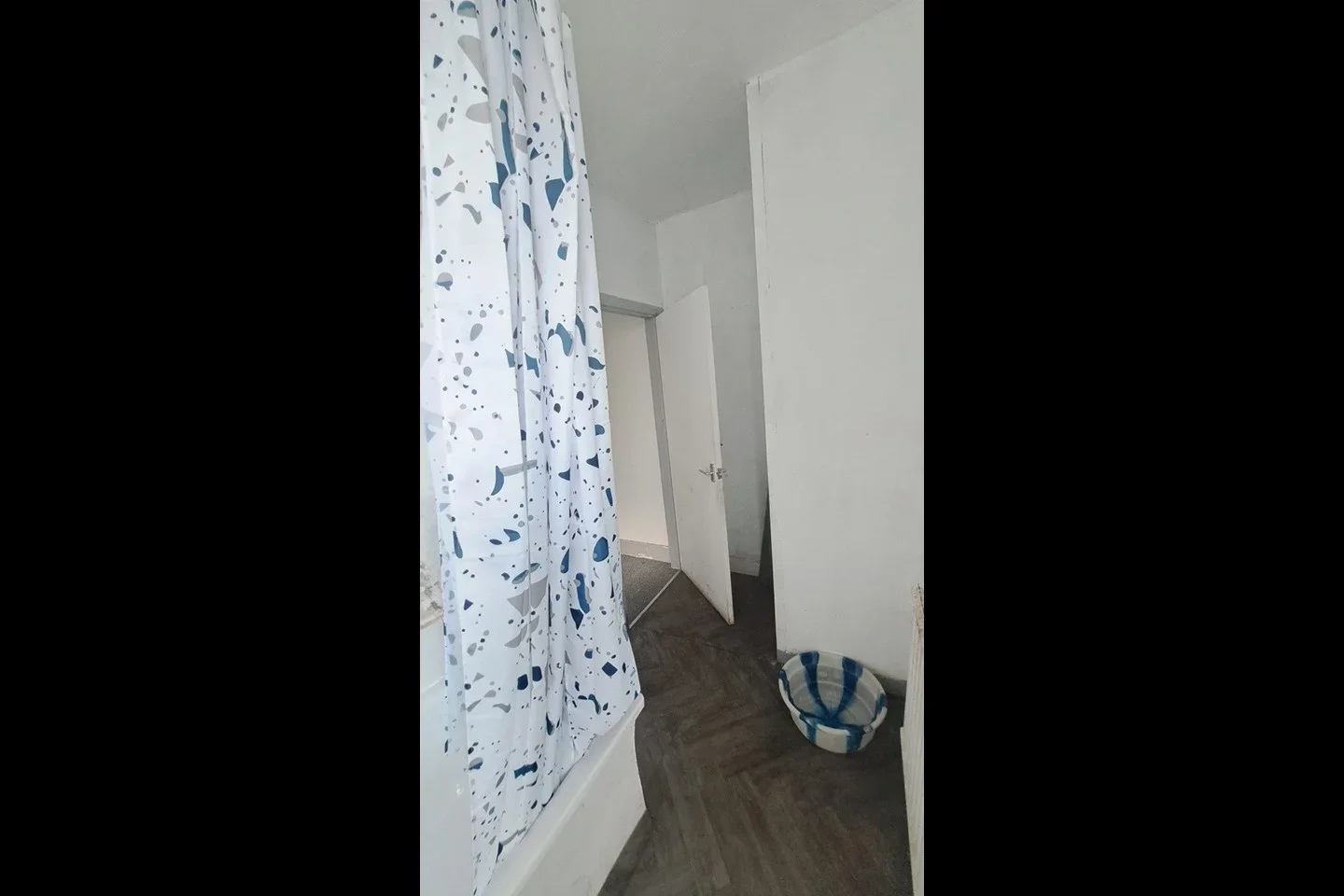 Room Manor Road in Greater London
