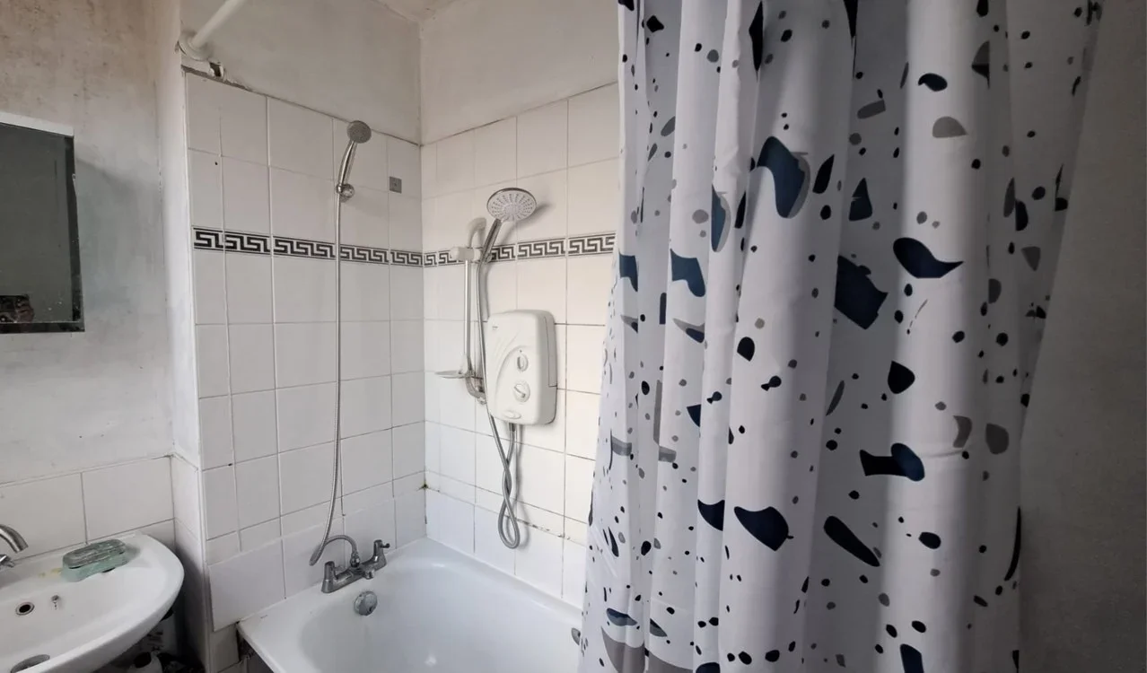 Room Manor Road in Greater London