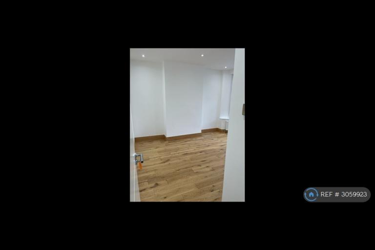 Room Bramley Road in Greater London