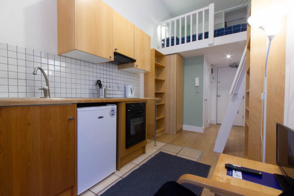 Flat Penywern Road in London