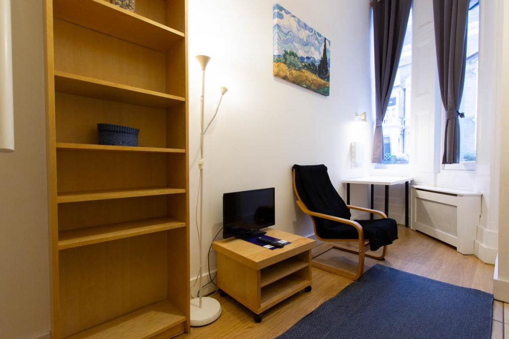 Flat Penywern Road in London