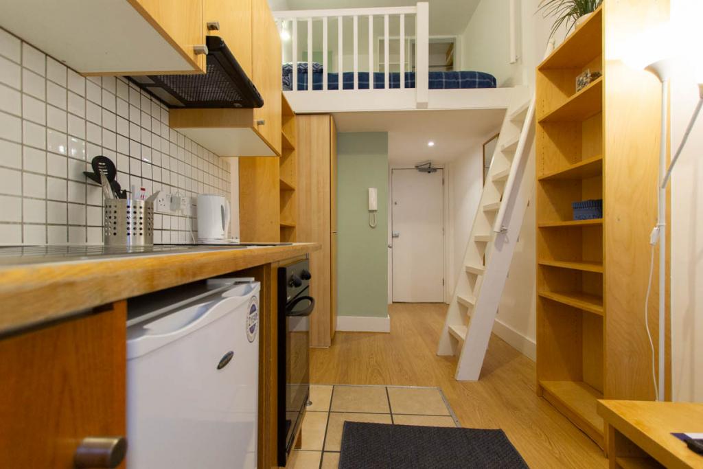Flat Penywern Road in London