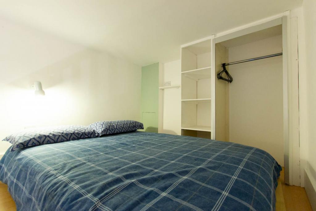 Flat Penywern Road in London