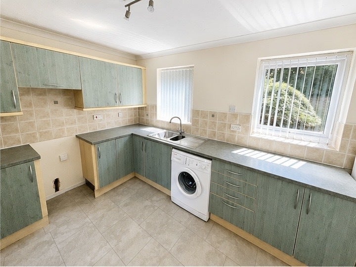 Flat Apperley Way in Dudley