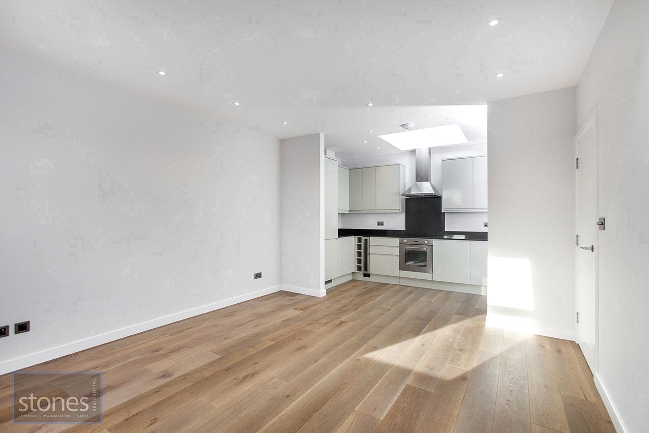 Flat Maybury Gardens in Greater London