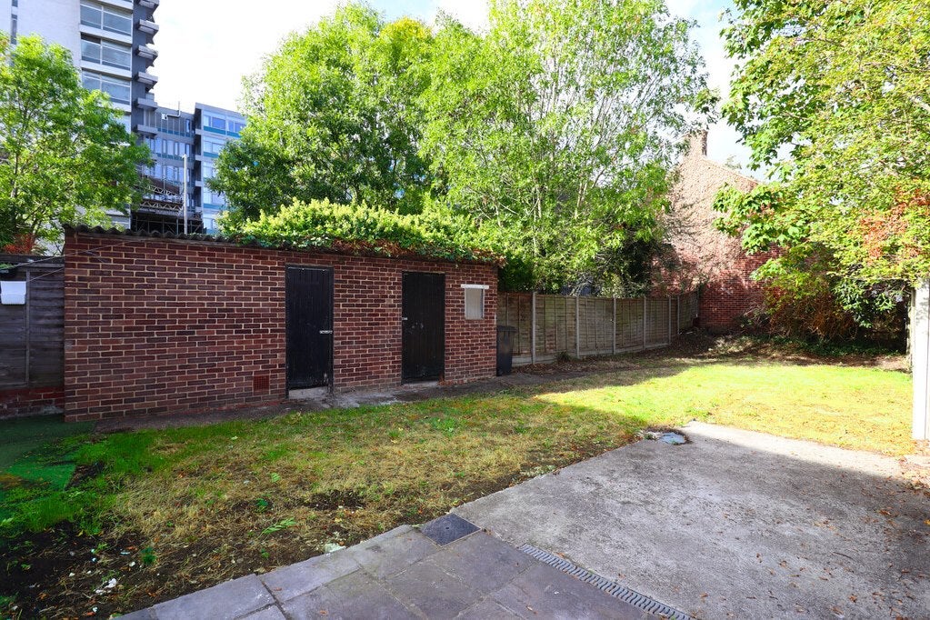 House Ewell Road in Greater London